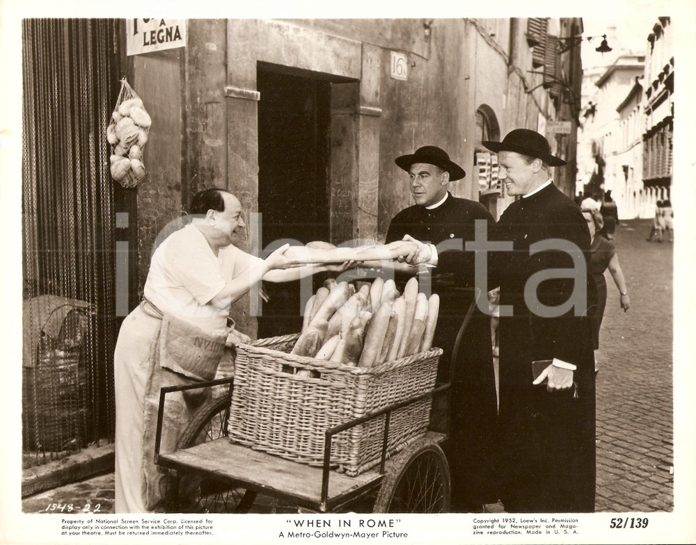 Fotografia d epoca originale 1952 WHEN IN ROME Paul DOUGLAS e Van JOHNSON comprano baguette Foto di scena 1
