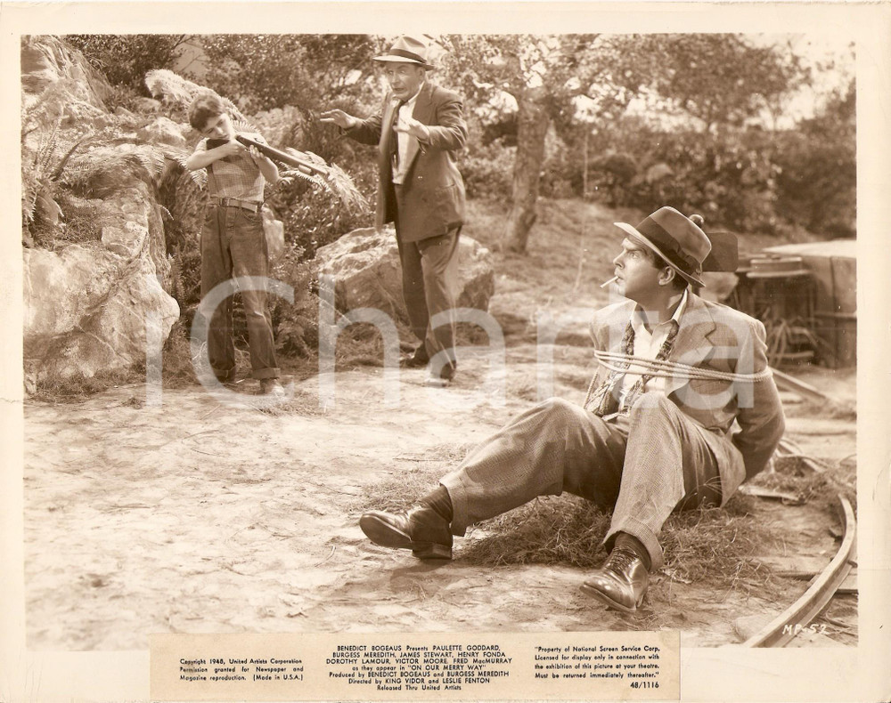 Fotografia d epoca originale 1948 ON OUR MERRY WAY Fred MacMURRAY sotto il tiro di un fucile Foto di scena 1