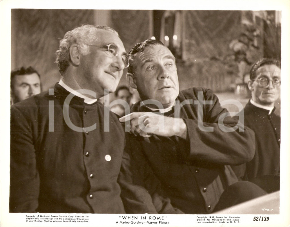 Fotografia d epoca originale 1952 WHEN IN ROME Paul DOUGLAS e Tudor OWEN in abiti talari Foto di scena 1
