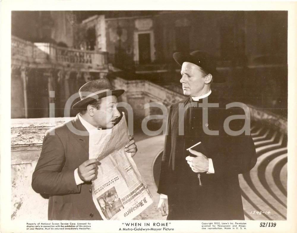 Fotografia d epoca originale 1952 WHEN IN ROME Joseph CALLEIA nascosto dietro a IL MESSAGGERO Foto di scena 1