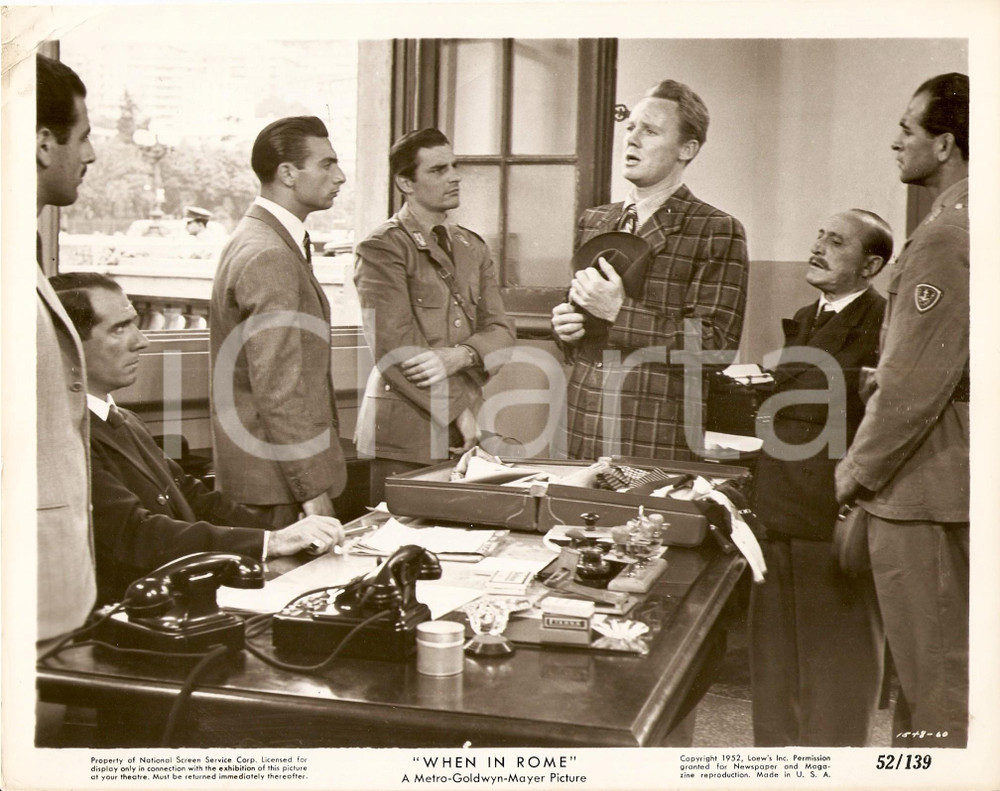 Fotografia d epoca originale 1952 WHEN IN ROME Van JOHNSON canta in commissariato Foto di scena 1