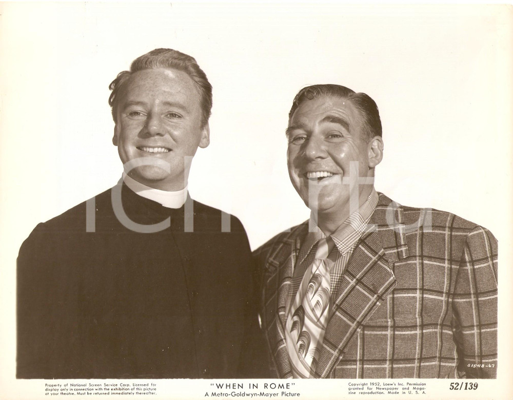 Fotografia d epoca originale 1952 WHEN IN ROME Paul DOUGLAS e Van JOHNSON vestito da prete Foto di scena 1