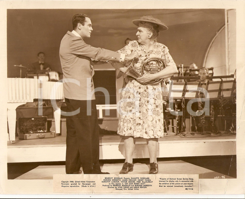 Fotografia d epoca originale 1948 ON OUR MERRY WAY Henry FONDA ruba corno ad anziana Foto di scena 1