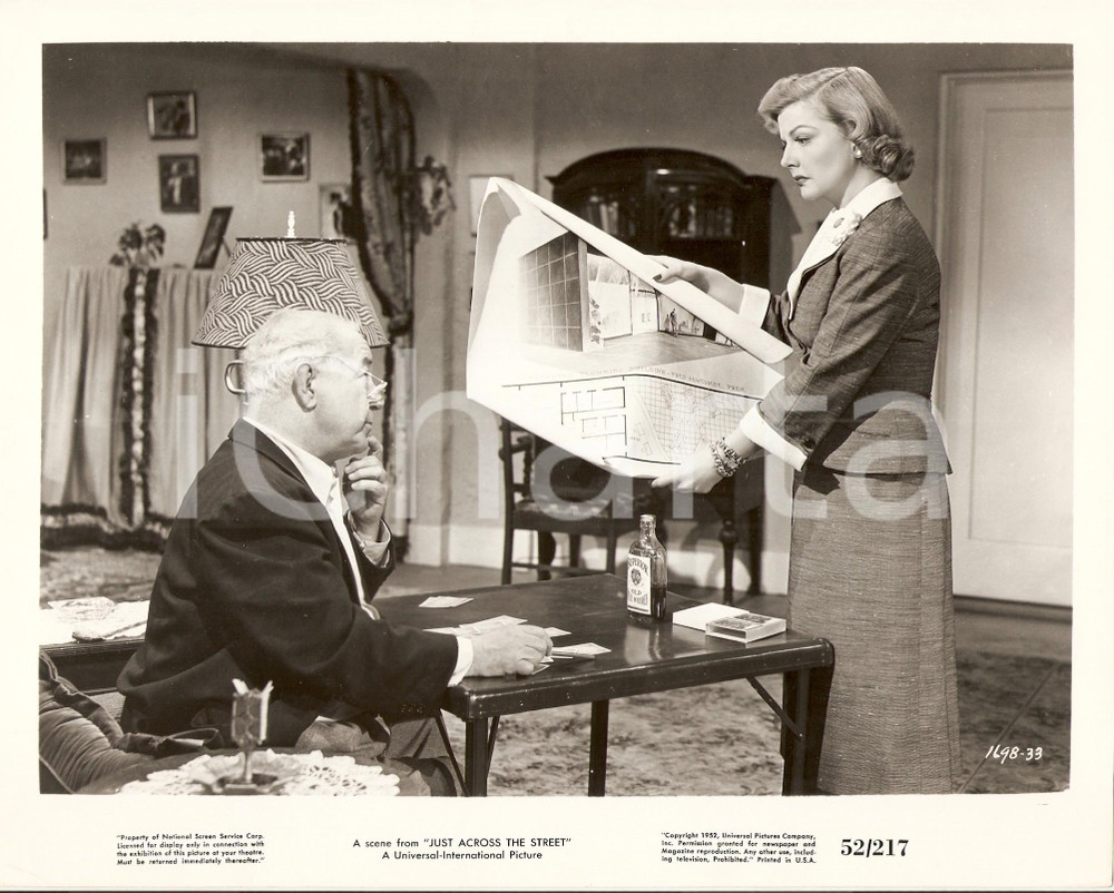 Fotografia d epoca originale 1952 JUST ACROSS THE STREET Ann SHERIDAN mostra progetto a Cecil KELLAWAY Foto 1