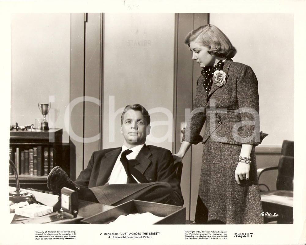 Fotografia d epoca originale 1952 JUST ACROSS THE STREET John LUND Ann SHERIDAN in the office  Foto di scena 1