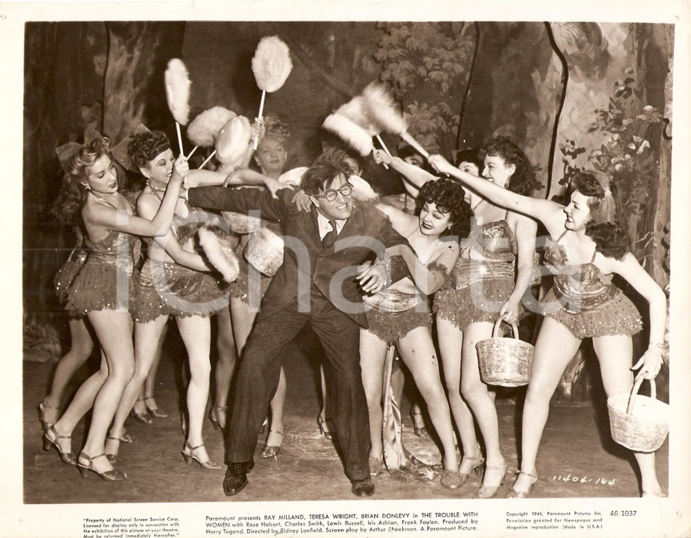 Fotografia d epoca originale 1947 TROUBLE WITH WOMEN Ray MILLAND picchiato da ballerine di varietà Foto scena 1