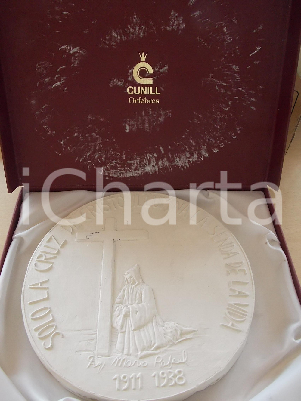 Oggetto da collezione cartaceo 1938 SAN RAFAEL ARNAIZ BARON Disco ricordo gesso 22 cm diametro Cofanetto CUNILL 1