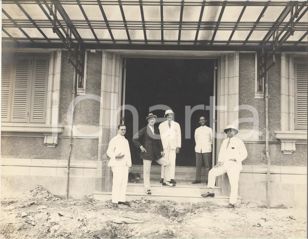 Fotografia d epoca originale 1920 ca BANGKOk Hotel TROCADERO  Ingegneri italiani in cantiere Foto 29x24 1