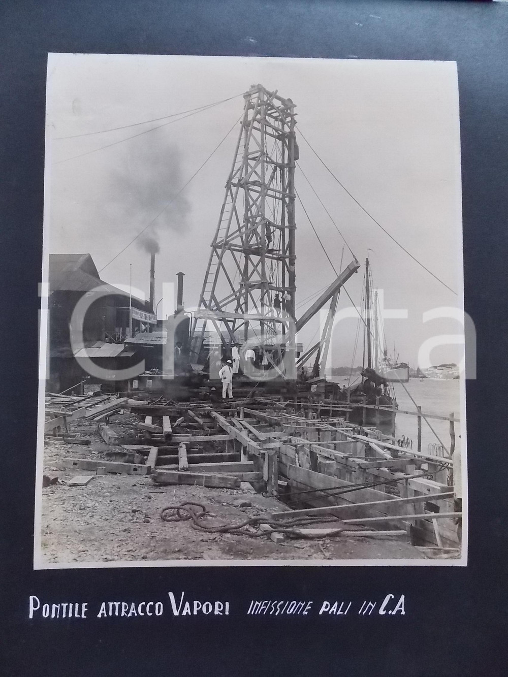 Fotografia d epoca originale 1920 ca BANGKOK Pontile attracco vapori  Infissione pali cemento armato FOTO 1