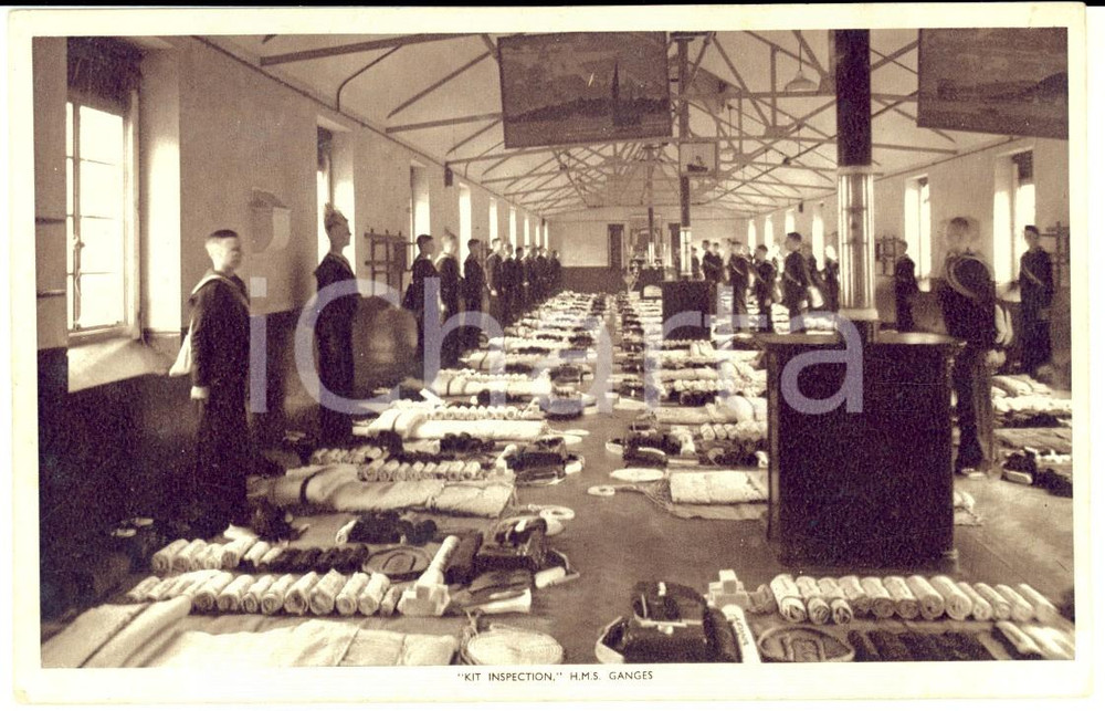 1920 ca ROYAL NAVY - HMS GANGES Ispezione dei kit dei marinai *Cartolina FP NV