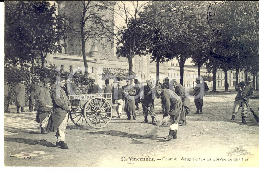 Cartolina originale da collezione 1910 VINCENNES F Cour du Vieux Fort  La CorvÃ©e de quartier Carte postale 1