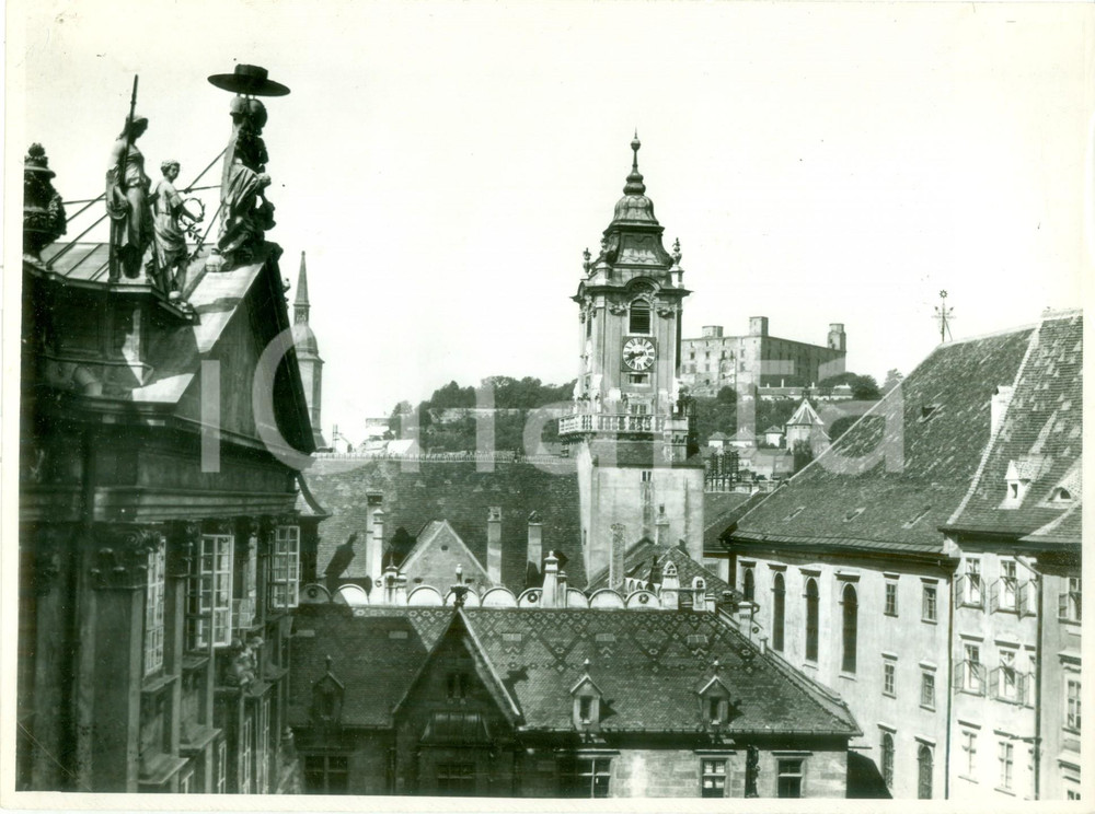 Fotografia d epoca originale 1955 ca BRATISLAVA SLOVACCHIA Veduta dell antico RATHAUS e del borgo Foto 1