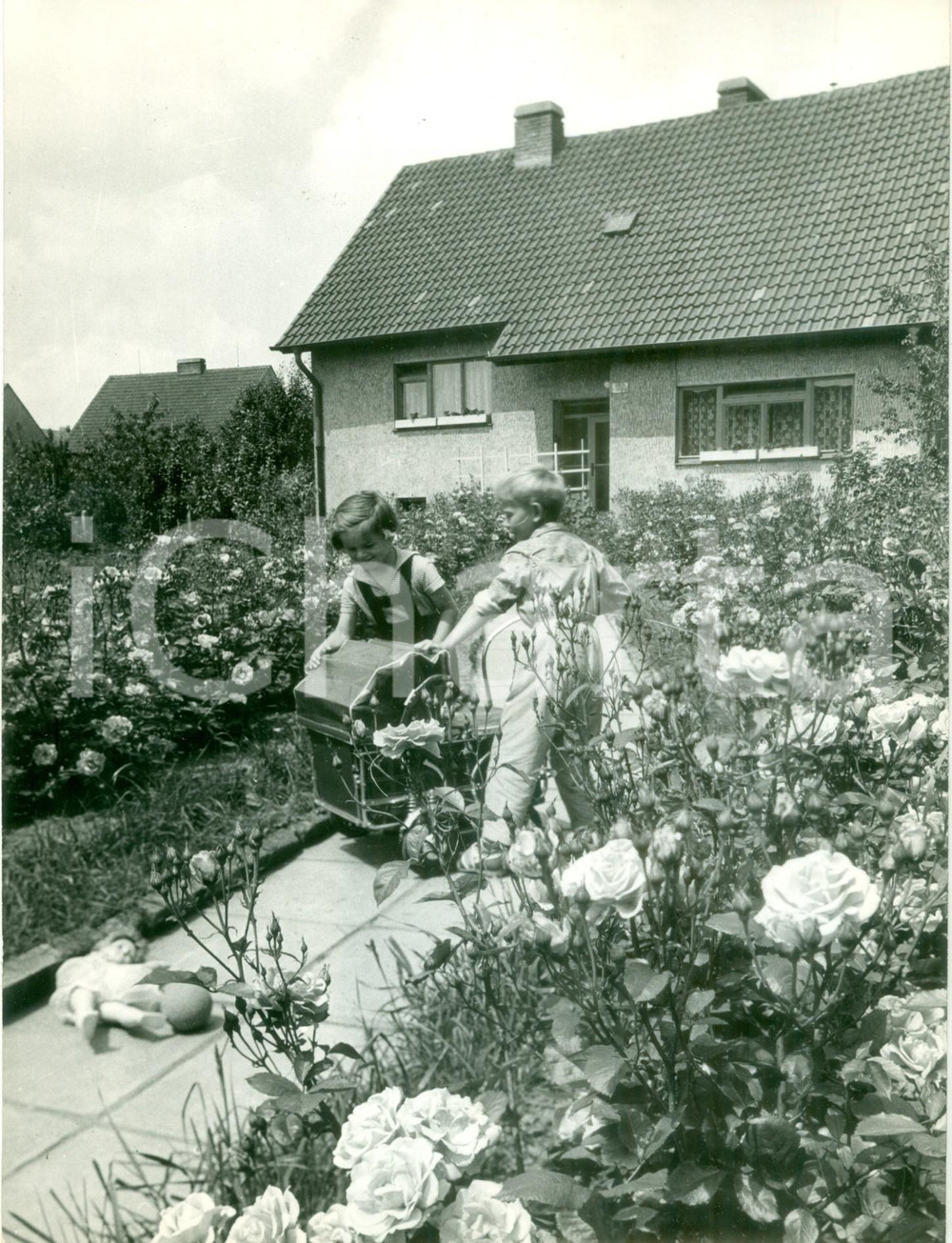 Fotografia d epoca originale 1960 ca PRAGA REPUBBLICA CECA Bambini giocano con le bambole nei sobborghi 1
