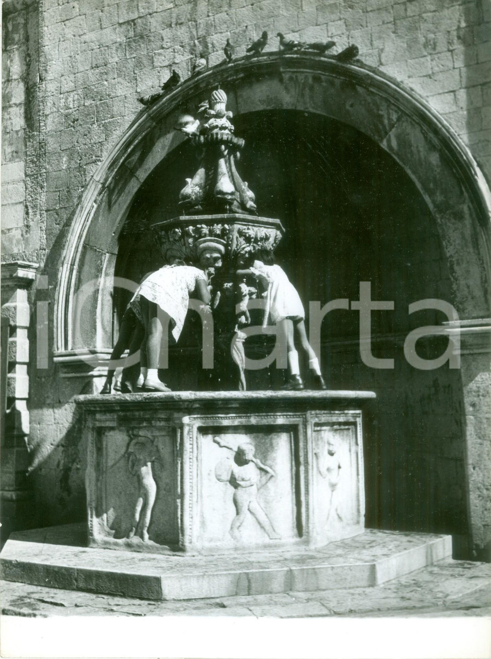 Fotografia d epoca originale 1960 ca DUBROVNIK CROAZIA Bambini alla Fontana di ONOFRIO Foto 18x24 1