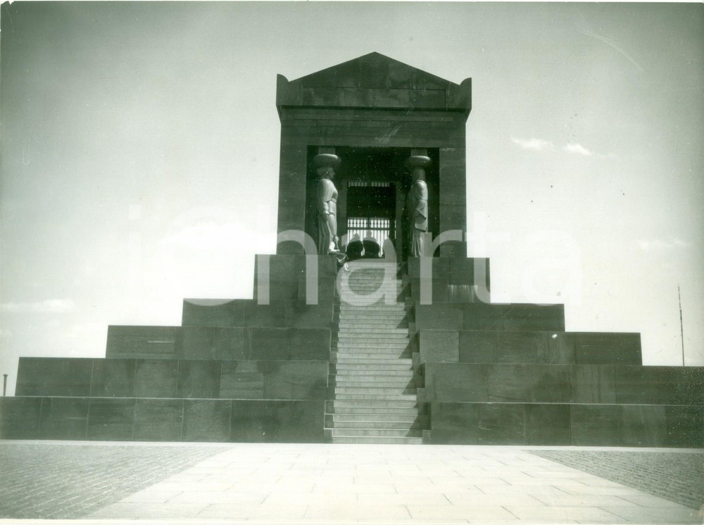 Fotografia d epoca originale 1953 BELGRADO Monumento al Milite Ignoto di JUGOSLAVIA di Ivan MESTROVIC Foto 1