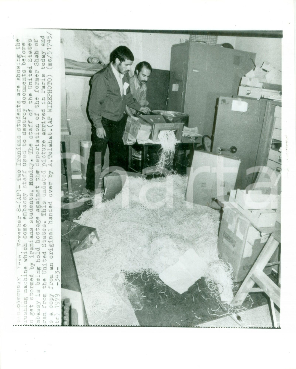 Fotografia d epoca originale 1979 TEHRAN IRAN Studenti iraniani mostrano tritadocumenti Ambasciata Foto 1