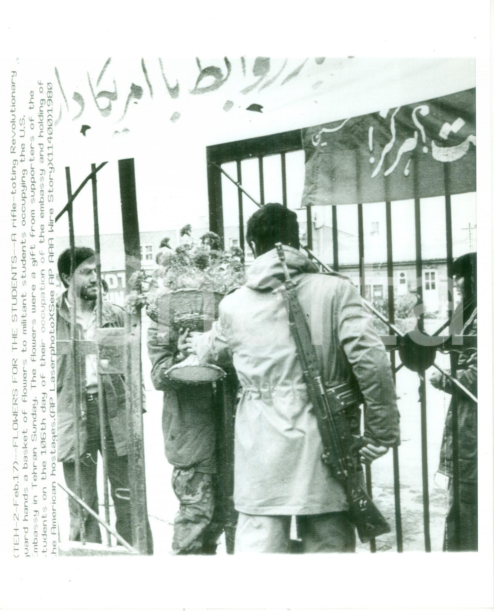 Fotografia d epoca originale 1979 TEHRAN IRAN Fiori per gli studenti all Ambasciata Rivoluzionaria Foto 1