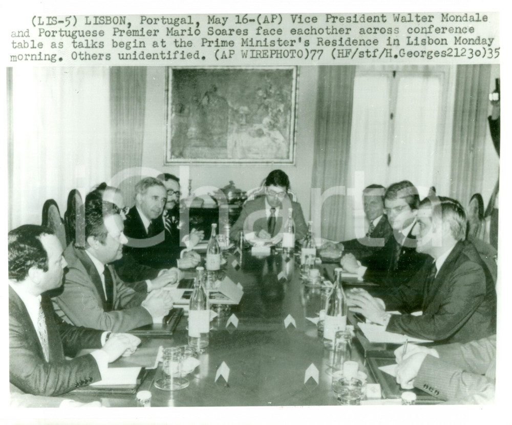 Fotografia d epoca originale 1977 LISBONA PORTOGALLO Walter MONDALE incontra Mario SOARES Fotografia 1