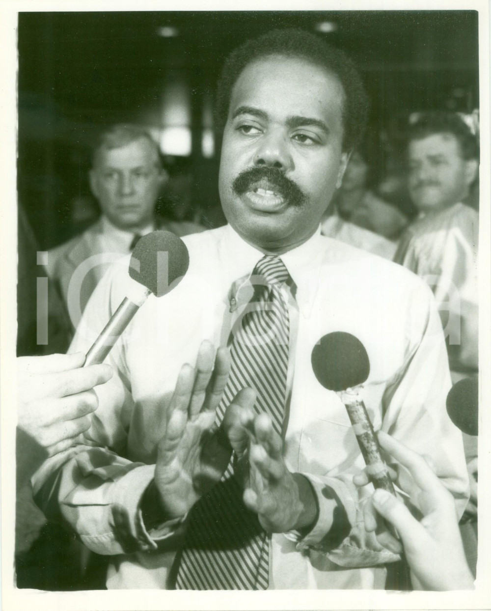 Fotografia d epoca originale 1979 NEW YORK USA Donald McHENRY intervistato su Ludmila VLASOVA Fotografia 1