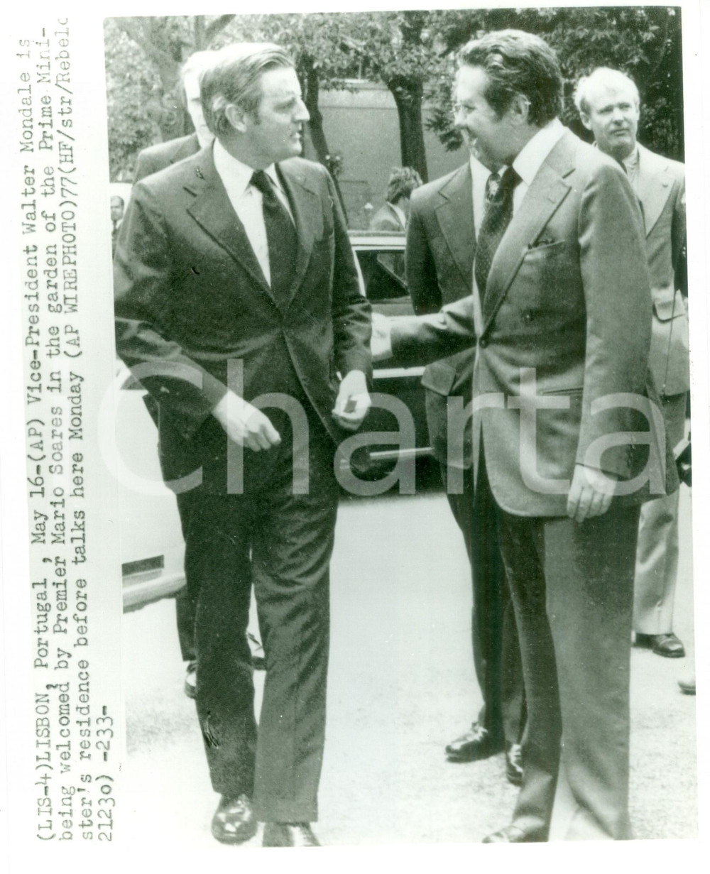Fotografia d epoca originale 1980 LISBONA Vicepresidente Walter MONDALE accolto da Mario SOARES Fotografia 1