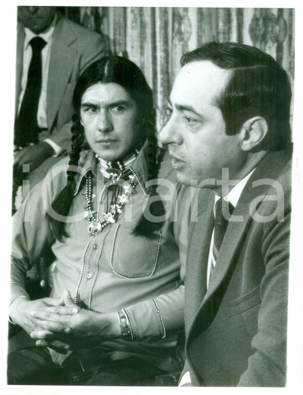 Fotografia d epoca originale 1977 NEW YORK USA Segretario di Stato Mario CUOMO con gruppo di MOHAWK Foto 1