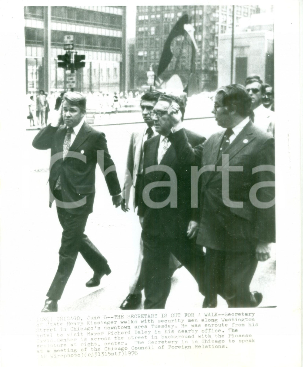 Fotografia d epoca originale 1976 CHICAGO Henry KISSINGER passeggia con scorta in WASHINGTON STREET Foto 1