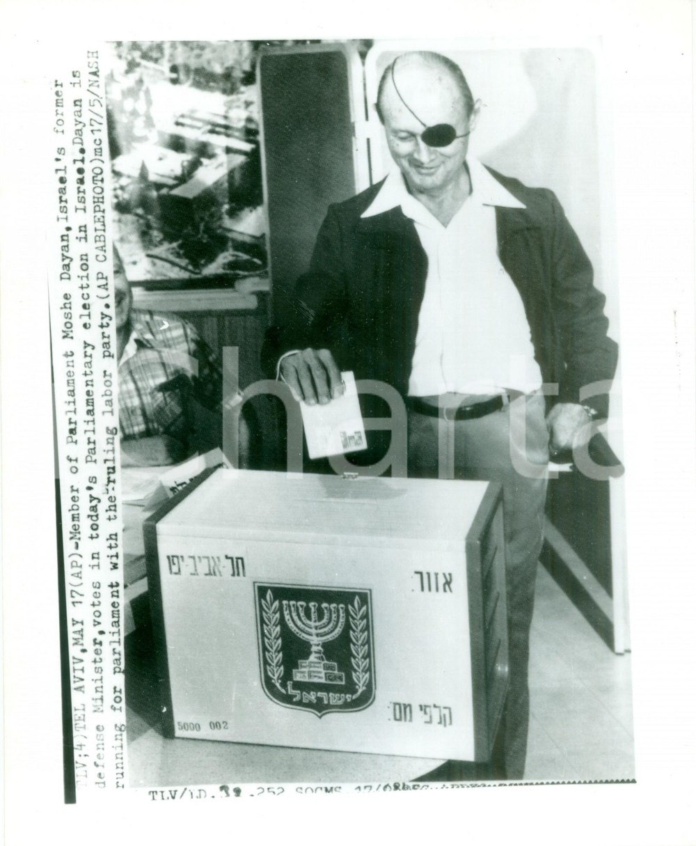 Fotografia d epoca originale 1977 TEL AVIV Ministro Moshe DAYAN vota per Parlamento ISRAELE Fotografia 1
