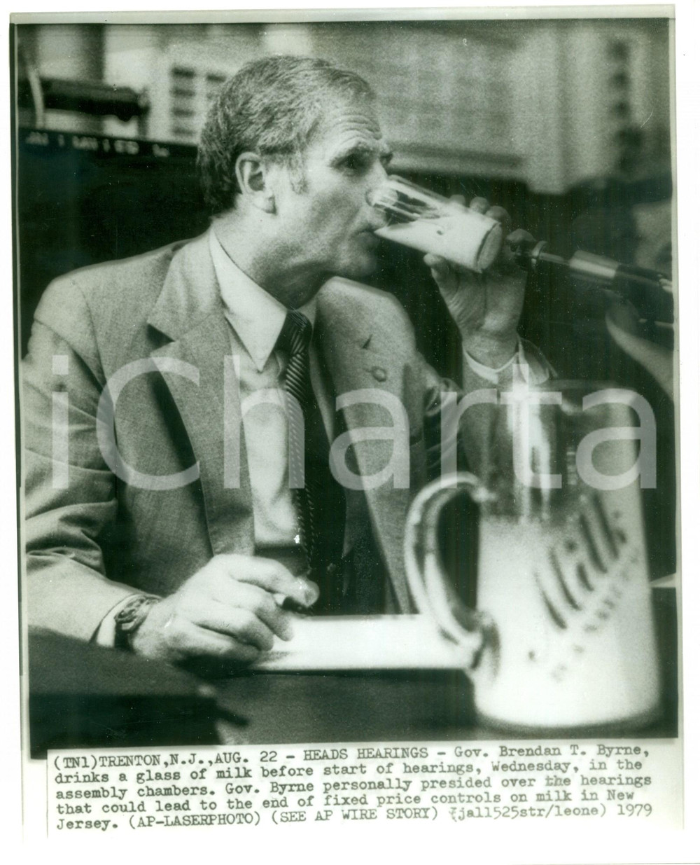 Fotografia d epoca originale 1979 TRENTON USA Governatore Brendan BYRNE beve bicchiere di latte Fotografia 1