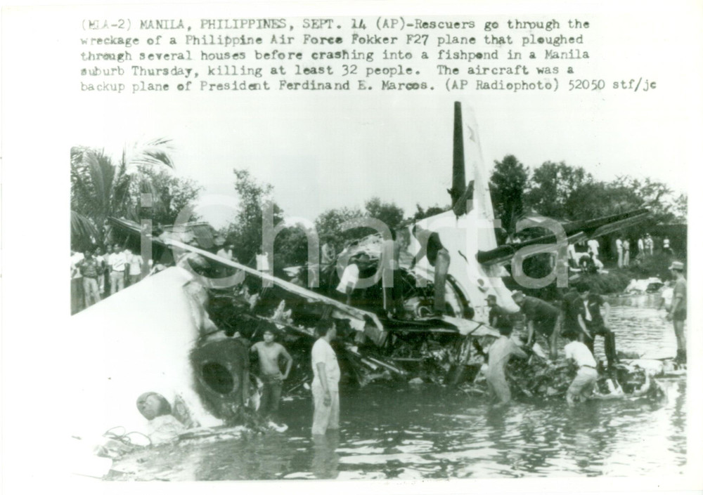 Fotografia d epoca originale 1980 ca MANILA FILIPPINE Salvataggio al disastro aereo del FOKKER F27 Foto 1