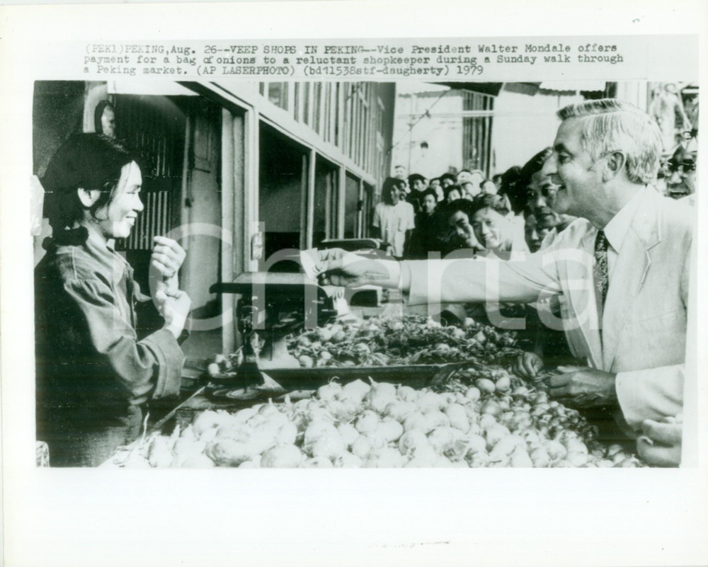 Fotografia d epoca originale 1979 BEIJING CHINA Vicepresidente Walter MONDALE compra cipolle Fotografia 1