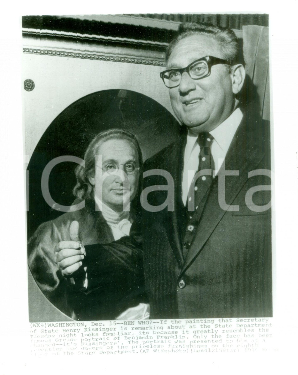 Fotografia d epoca originale 1976 WASHINGTON Henry KISSINGER mostra suo ritratto alla Benjamin FRANKLIN Foto 1