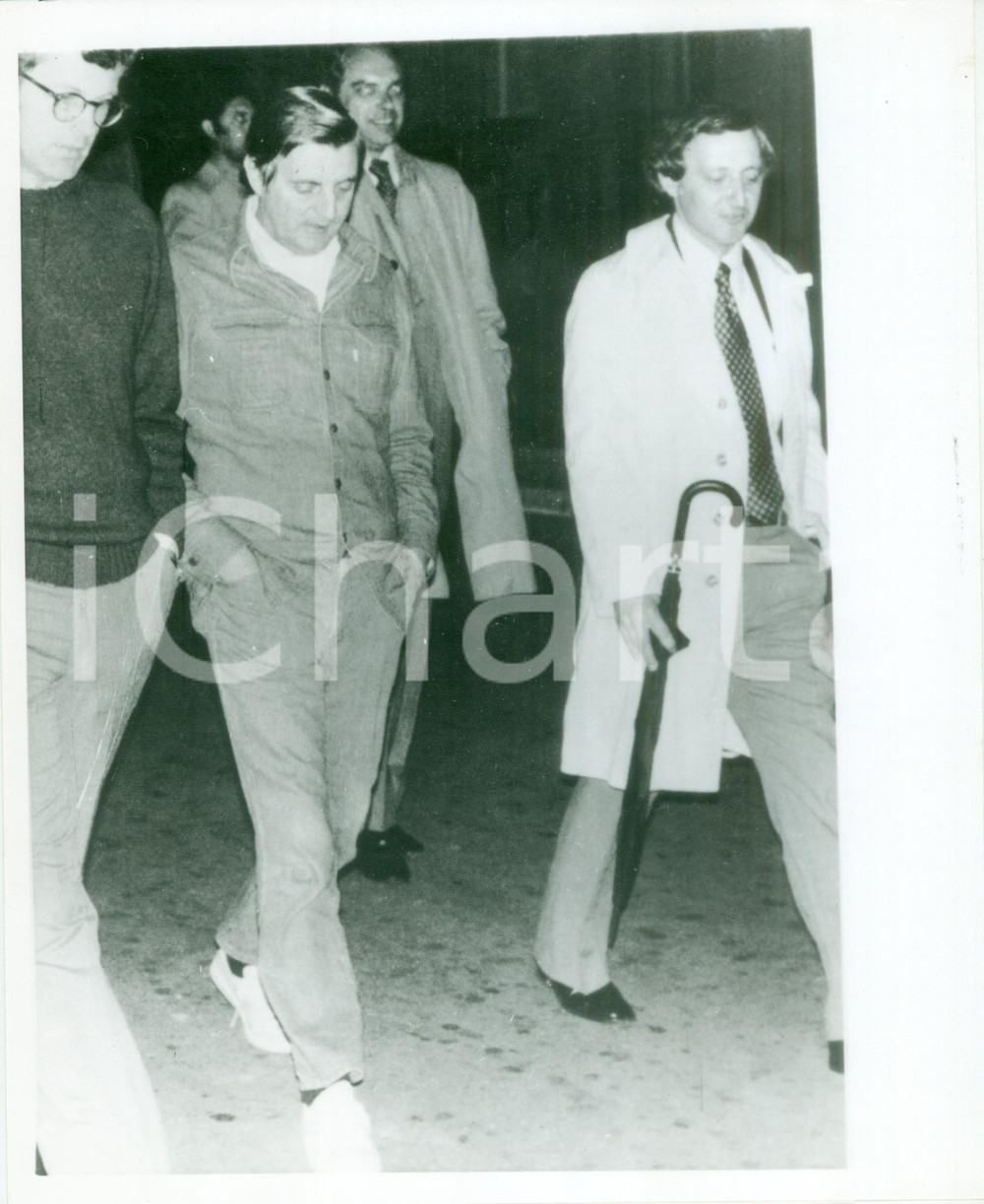 Fotografia d epoca originale 1977 LISBONA PORTOGALLO Walter MONDALE passeggia in jeans DENIM Fotografia 1