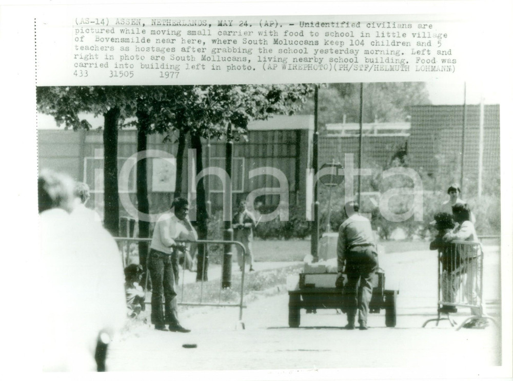 Fotografia d epoca originale 1977 BOVENSMILDE OLANDA Civili portano viveri a bambini ostaggio a scuola Foto 1