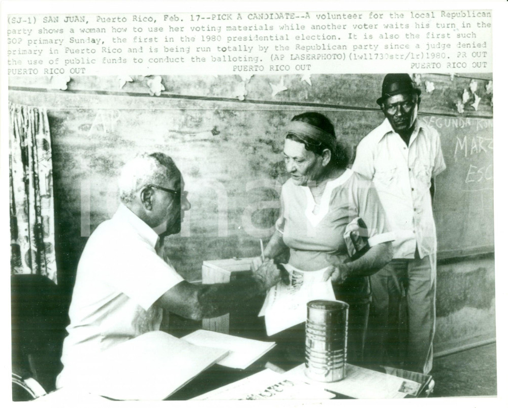 Fotografia d epoca originale 1980 SAN JUAN PUERTO RICO Volontario insegna a una donna a votare Fotografia 1