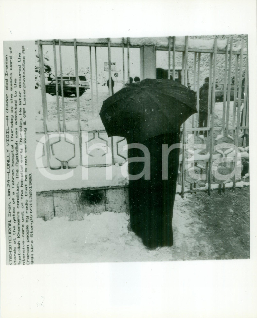 Fotografia d epoca originale 1980 TEHRAN IRAN Donna in chador attende notizie su KHOMEINI Fotografia 1