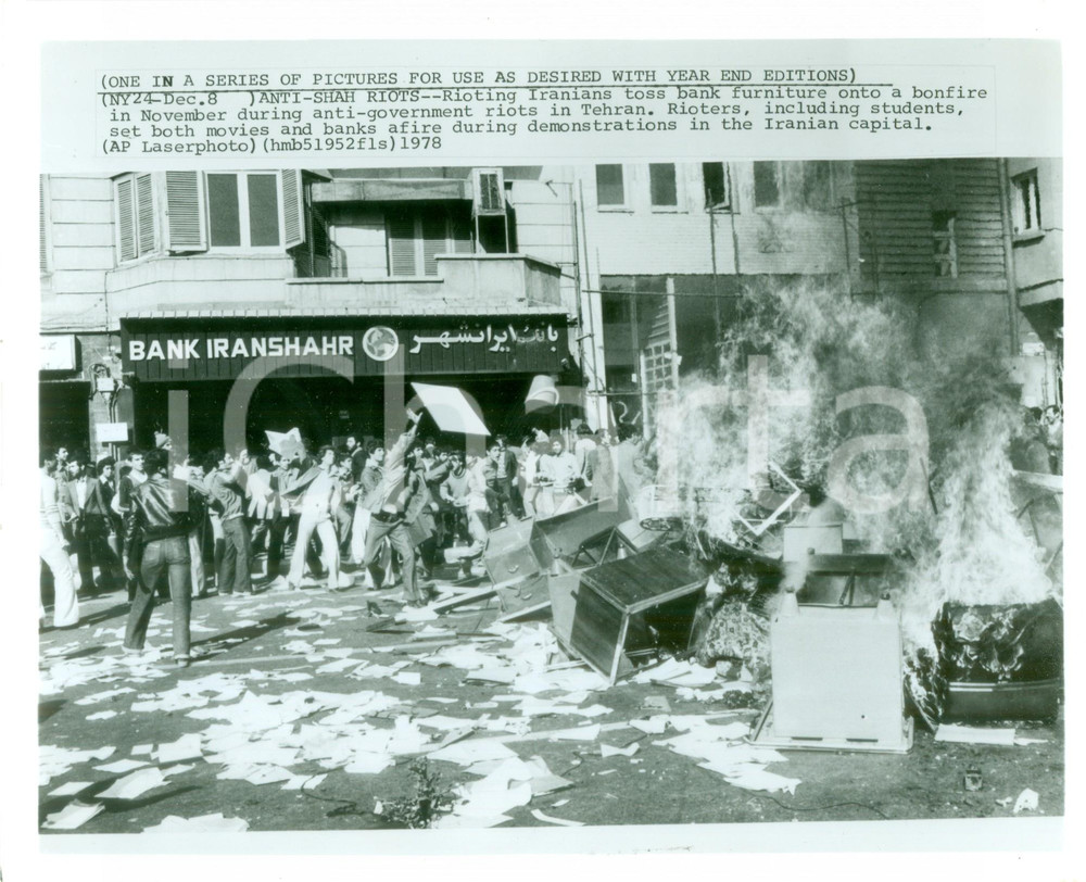 Fotografia d epoca originale 1978 TEHRAN IRAN Ribelli bruciano arredi della banca di IRANSHAHR Fotografia 1