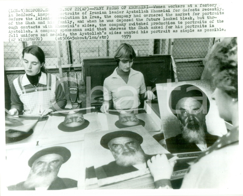 Fotografia d epoca originale 1979 BEDFORD UK Operaie al lavoro in una fabbrica di ritratti di KHOMEINI Foto 1