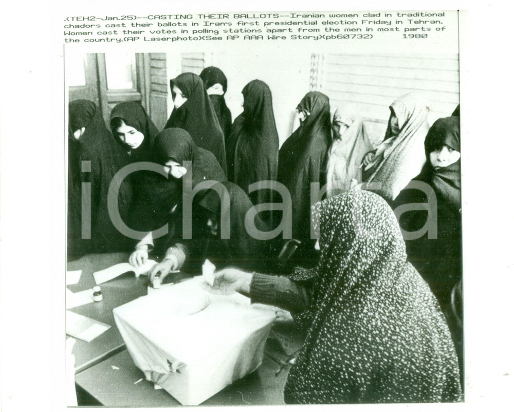 Fotografia d epoca originale 1980 TEHRAN IRAN Donne in chador votano per la prima volta Fotografia 1