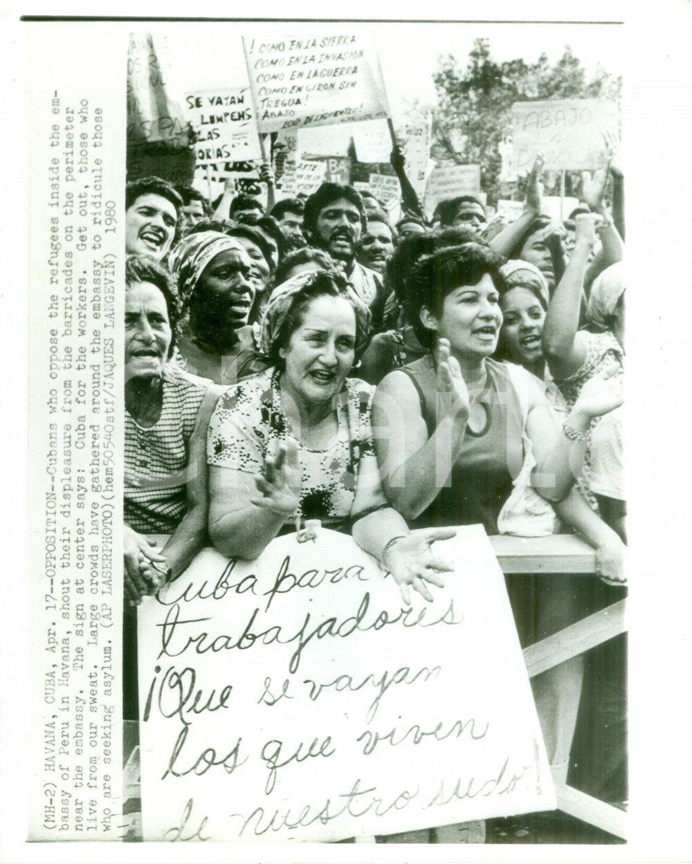 Fotografia d epoca originale 1980 LA HABANA CUBA Cubani manifestano all Ambasciata del PERU Fotografia 1