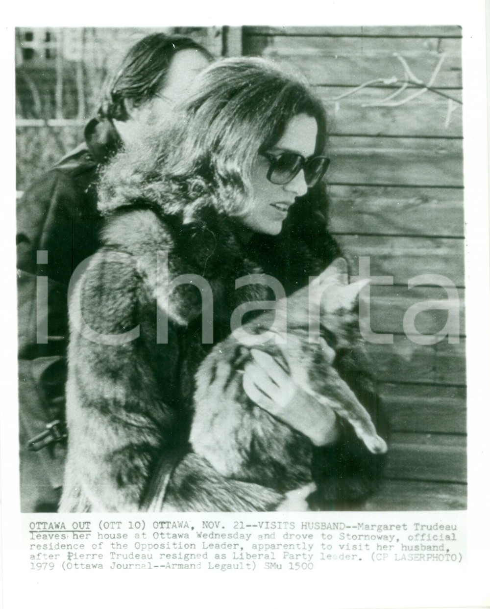 Fotografia d epoca originale 1979 OTTAWA CANADA Margaret TRUDEAU esce di casa con il gatto Fotografia 1