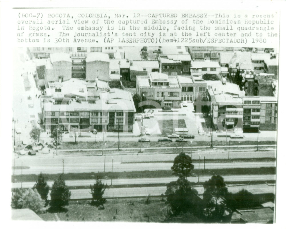 Fotografia d epoca originale 1980 BOGOTA COLOMBIA Veduta aerea dell Ambasciata occupata Fotografia 1