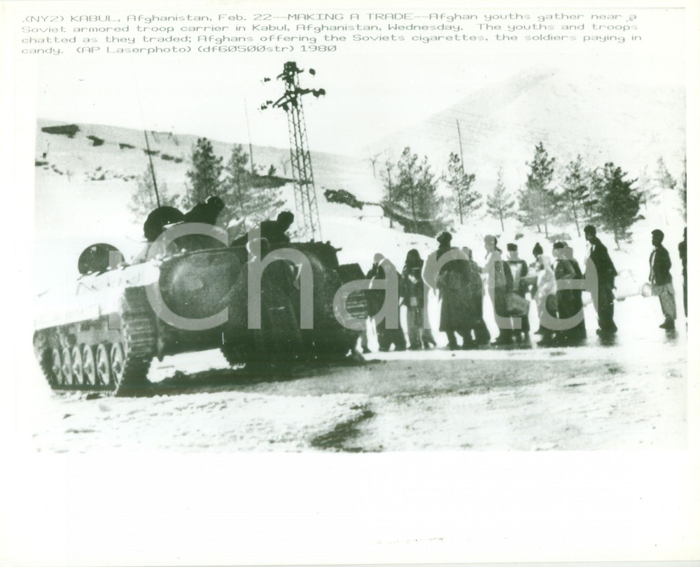 Fotografia d epoca originale 1980 KABUL Soldati russi e bambini si scambiano sigarette e caramelle Fotografia 1
