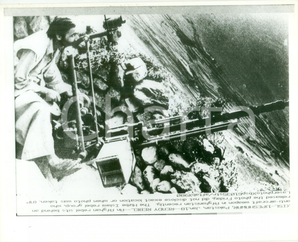 Fotografia d epoca originale 1980 PESHAWAR PAKISTAN Ribelle afghano a una postazione antiaerea Fotografia 1
