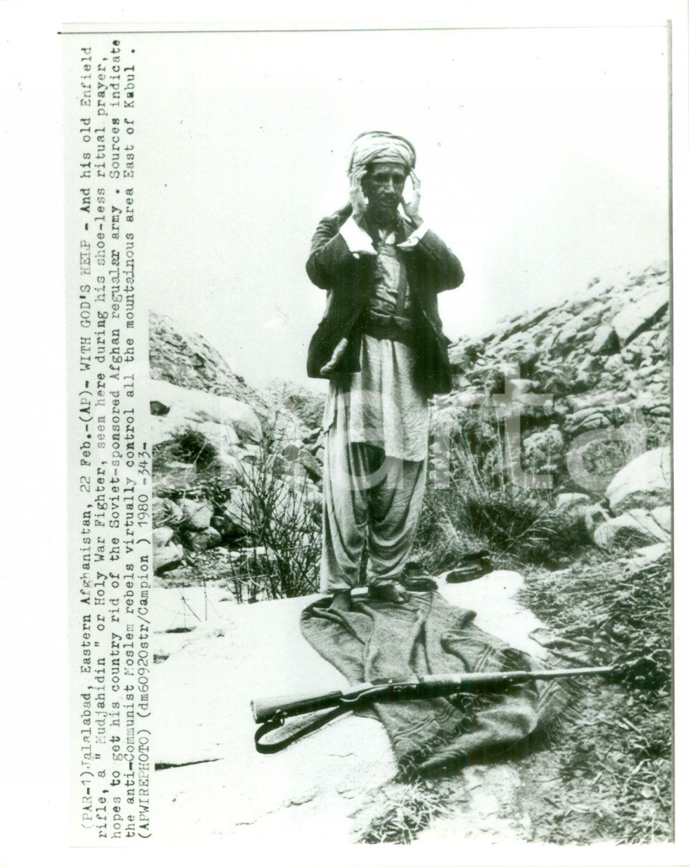 Fotografia d epoca originale 1980 JALALABAD Ribelle MUJAHEDDIN prega scalzo davanti al fucile Fotografia 1