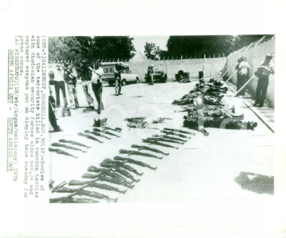 Fotografia d epoca originale 1976 SALISBURY RHODESIA Terroristi uccisi in uno scontro a fuoco Fotografia 1