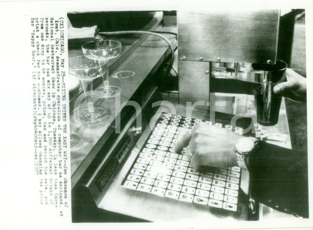 Fotografia d epoca originale 1977 CHICAGO USA Joe SHANNON mostra preparazione automatica cocktail Foto 1
