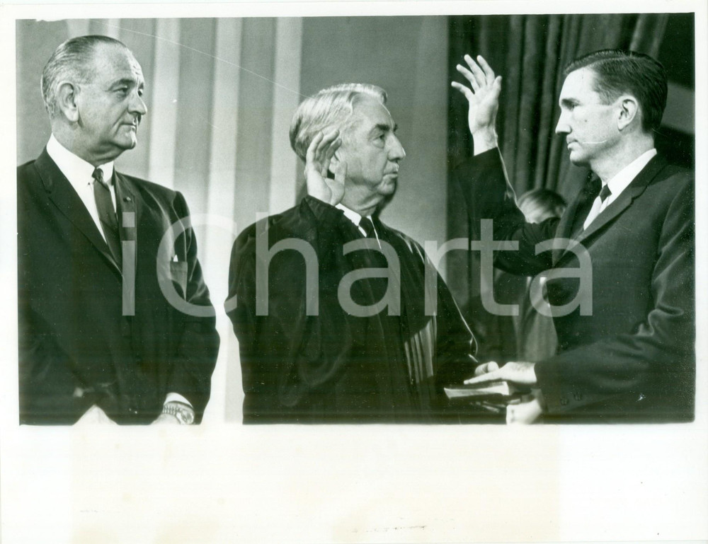 Fotografia d epoca originale 1967 MA RISTAMPA 1977 NEW YORK Giudice Tom CLARK presta giuramento Fotografia 1