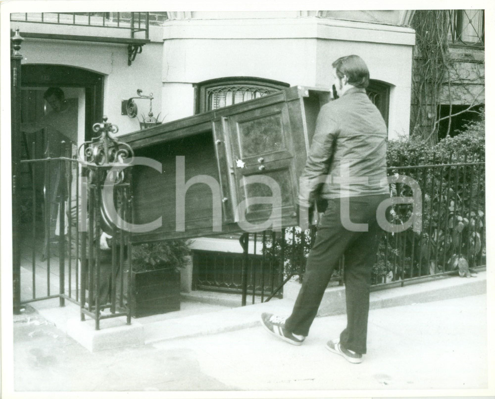 Fotografia d epoca originale 1980 NEW YORK USA Operai traslocano mobili di Richard NIXON Fotografia 1
