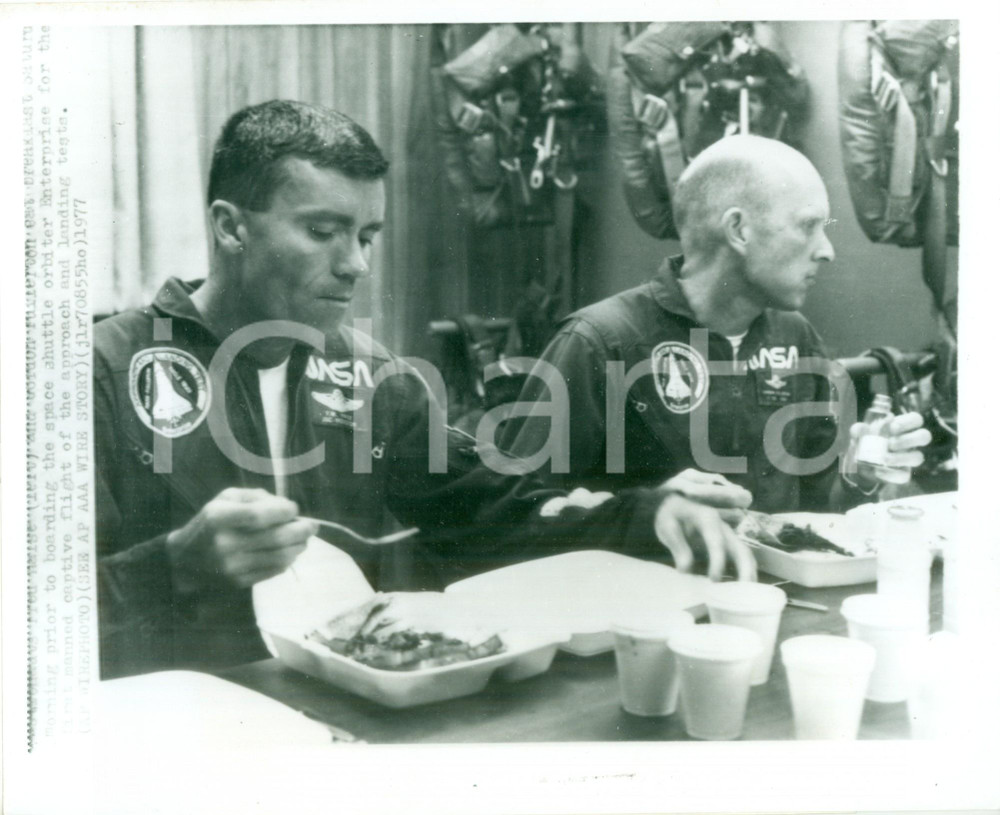 Fotografia d epoca originale 1977 EDWARDS AIR FORCE BASE USA Astronauta Gordon FULLERTON in mensa Foto 1