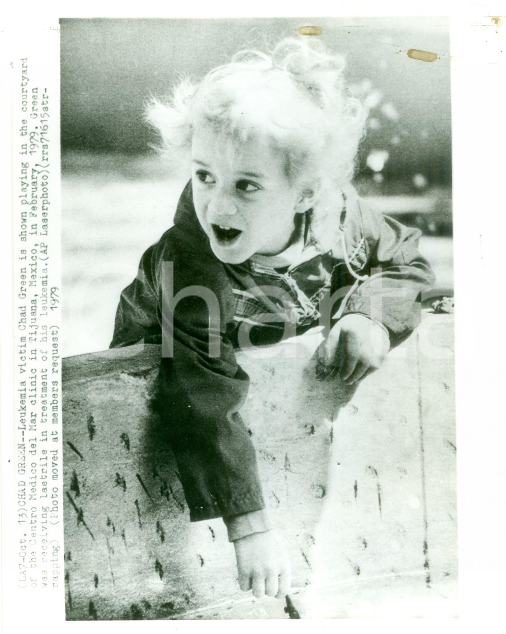 Fotografia d epoca originale 1979 TIJUANA MEXICO Chad GREEN gioca nel cortile del Centro Medico DEL MAR Foto 1